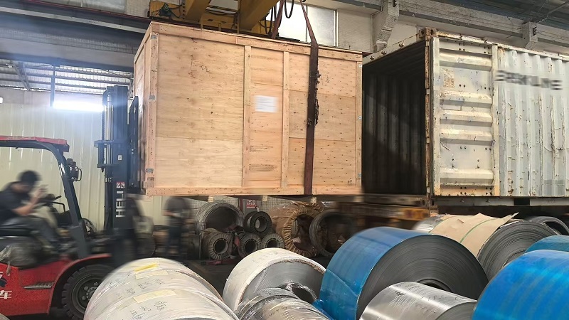 工場出荷時の最新情報: フォークリフトによる積載と安全な配送
